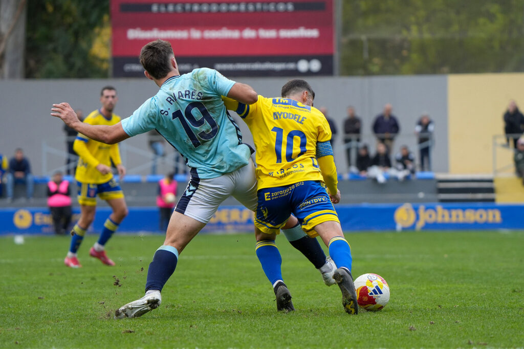 Las Palmas Atlético no pudo puntuar en su visita al Orihuela en Alicante a pesar de los dos goles de Elías Romero. Vea las mejores fotos de Cris Ripoll para udlaspalmas.NET.