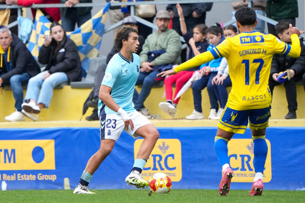 Víctor Villote, Orihuela | udlaspalmas.NET El lateral izquierdo de Las Palmas Atlético se ha ejercitado este sábado con el primer equipo en tierras navarras y entrará en la lista de convocados para el partido contra el Eibar. La cantera vuelve a tener un pequeño hueco en la convocatoria de Luis García. El técnico de la Unión Deportiva Las Palmas ha
