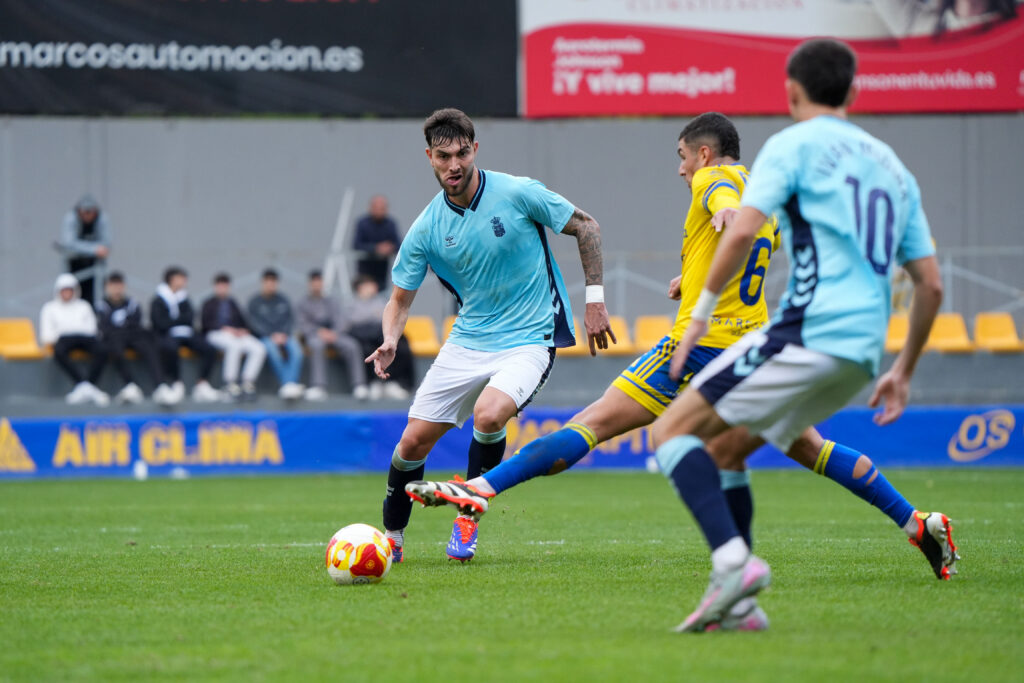 Las Palmas Atlético no pudo puntuar en su visita al Orihuela en Alicante a pesar de los dos goles de Elías Romero. Vea las mejores fotos de Cris Ripoll para udlaspalmas.NET.