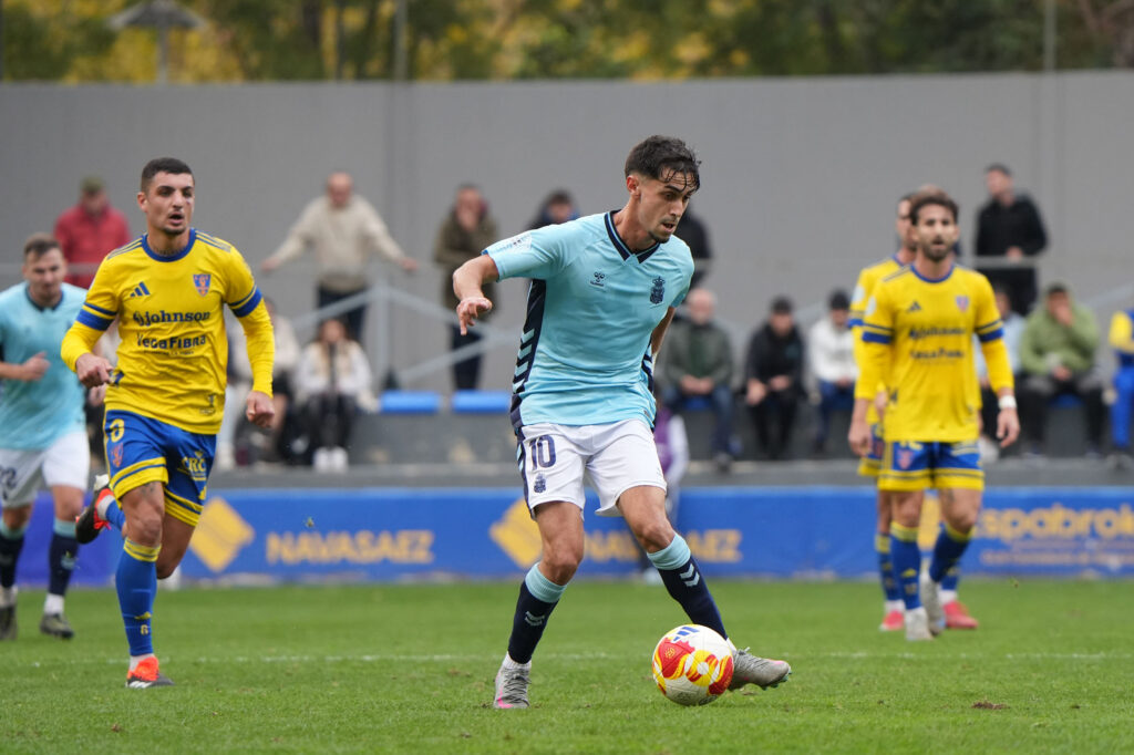 Las Palmas Atlético no pudo puntuar en su visita al Orihuela en Alicante a pesar de los dos goles de Elías Romero. Vea las mejores fotos de Cris Ripoll para udlaspalmas.NET.