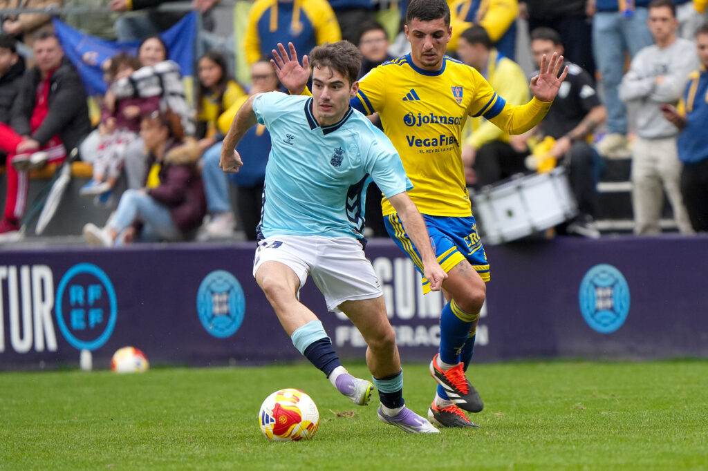 Las Palmas Atlético no pudo puntuar en su visita al Orihuela en Alicante a pesar de los dos goles de Elías Romero. Vea las mejores fotos de Cris Ripoll para udlaspalmas.NET.