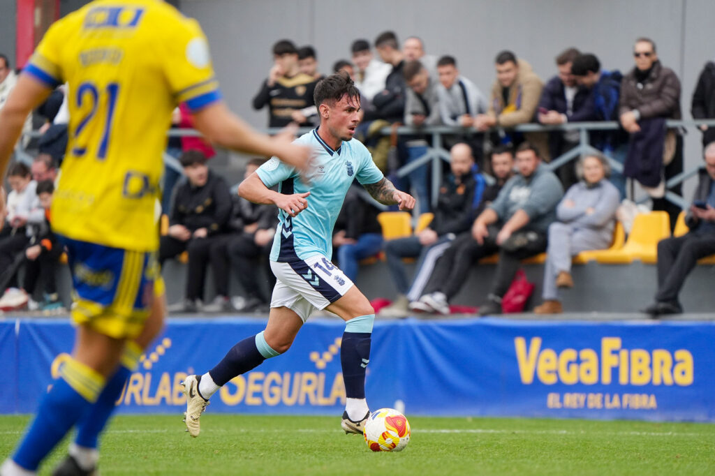 Las Palmas Atlético no pudo puntuar en su visita al Orihuela en Alicante a pesar de los dos goles de Elías Romero. Vea las mejores fotos de Cris Ripoll para udlaspalmas.NET.