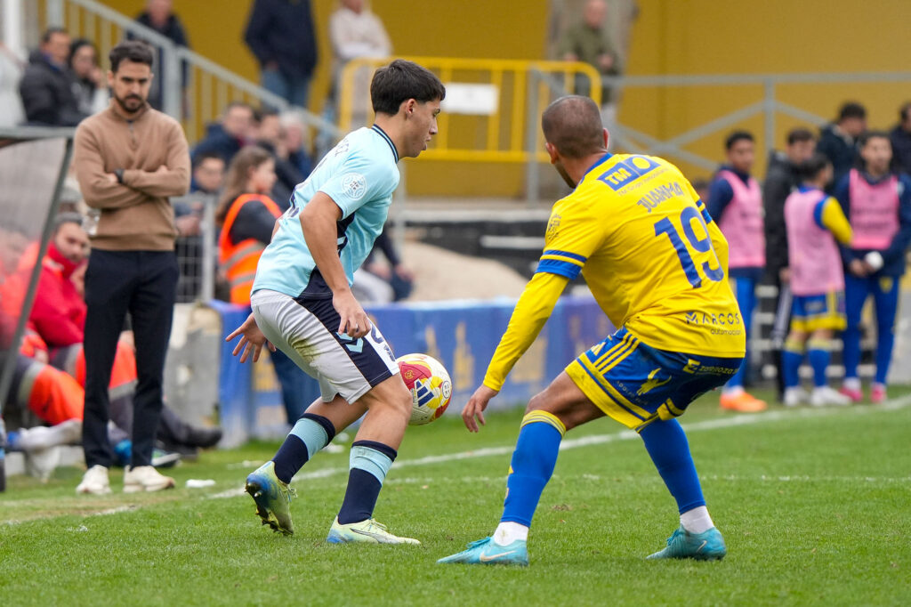 Las Palmas Atlético no pudo puntuar en su visita al Orihuela en Alicante a pesar de los dos goles de Elías Romero. Vea las mejores fotos de Cris Ripoll para udlaspalmas.NET.
