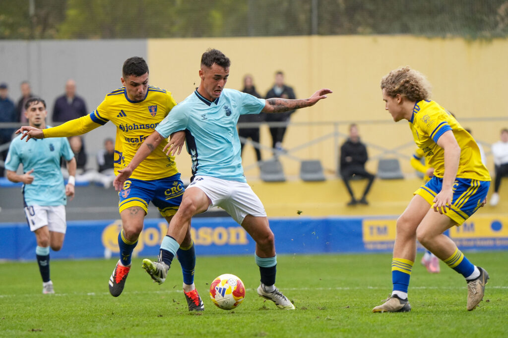 Las Palmas Atlético no pudo puntuar en su visita al Orihuela en Alicante a pesar de los dos goles de Elías Romero. Vea las mejores fotos de Cris Ripoll para udlaspalmas.NET.