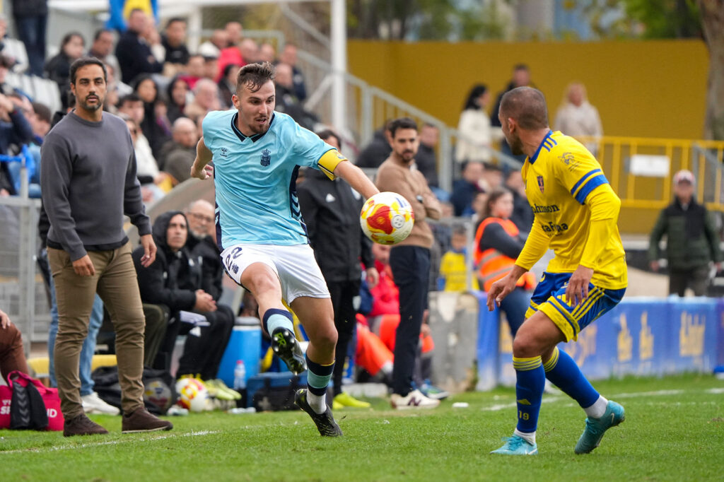 Las Palmas Atlético no pudo puntuar en su visita al Orihuela en Alicante a pesar de los dos goles de Elías Romero. Vea las mejores fotos de Cris Ripoll para udlaspalmas.NET.