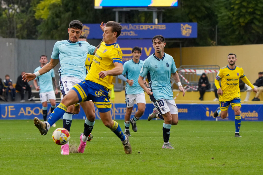 Las Palmas Atlético no pudo puntuar en su visita al Orihuela en Alicante a pesar de los dos goles de Elías Romero. Vea las mejores fotos de Cris Ripoll para udlaspalmas.NET.