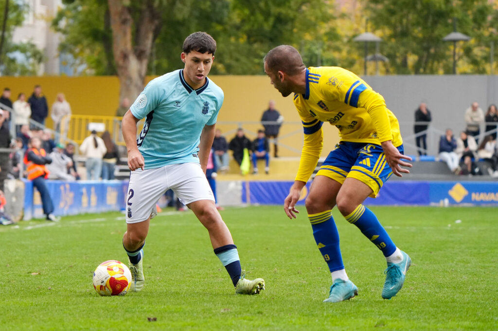 Las Palmas Atlético no pudo puntuar en su visita al Orihuela en Alicante a pesar de los dos goles de Elías Romero. Vea las mejores fotos de Cris Ripoll para udlaspalmas.NET.