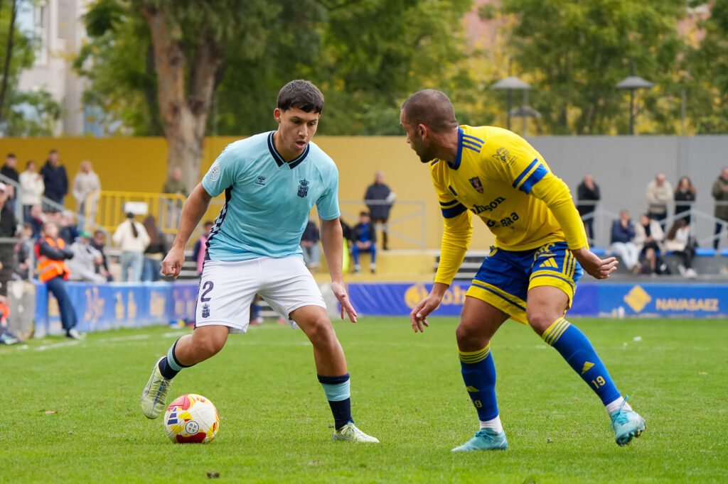 Las Palmas Atlético no pudo puntuar en su visita al Orihuela en Alicante a pesar de los dos goles de Elías Romero. Vea las mejores fotos de Cris Ripoll para udlaspalmas.NET.