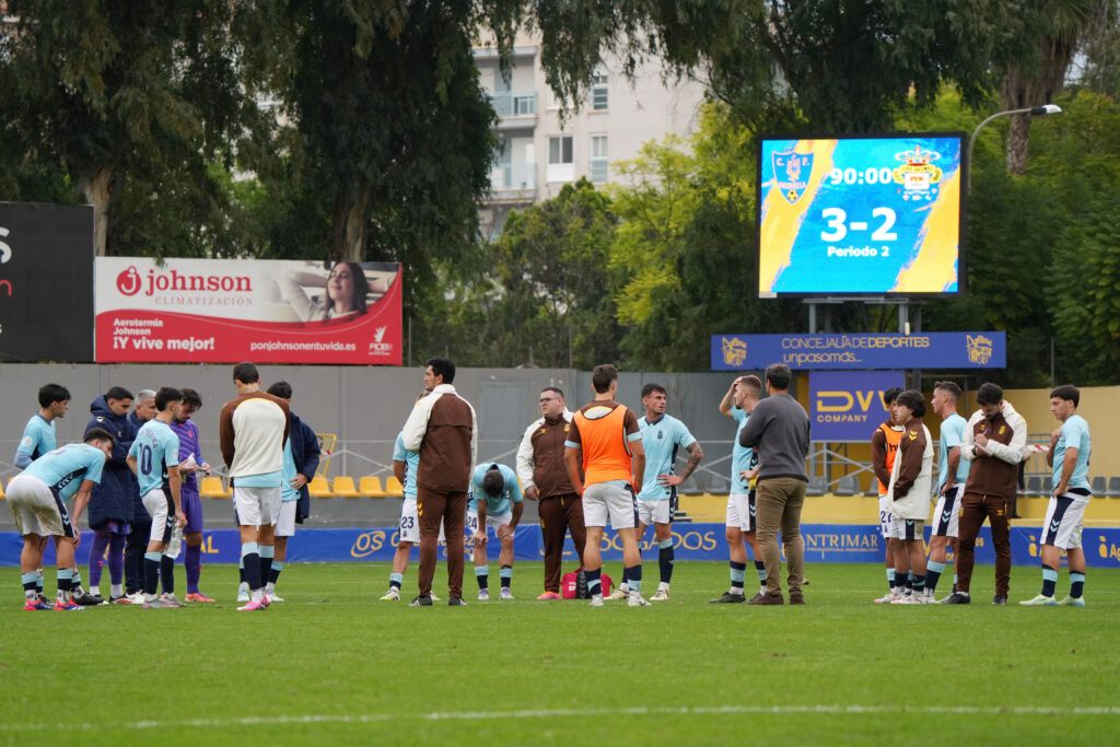 Las Palmas Atlético no pudo puntuar en su visita al Orihuela en Alicante a pesar de los dos goles de Elías Romero. Vea las mejores fotos de Cris Ripoll para udlaspalmas.NET.