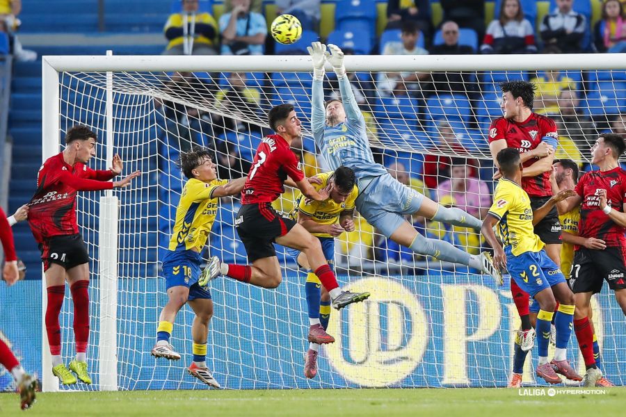 El conjunto grancanario se sitúa a dos puntos del segundo y tercer clasificado mientras que el Racing de Santander, líder de LaLiga Hypermotion, ya tiene cinco puntos más que la Unión Deportiva. Un punto de los seis últimos disputados, con derrota en Castellón (1-0) y empate contra el Mirandés (0-0) en el Estadio de Gran