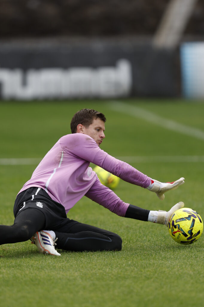 El cancerbero croata ya cumplió su partido de sanción y todo apunta a su vuelta a la titularidad este sábado contra la Cultural y Deportiva Leonesa. En tal caso, José Antonio Caro volvería al banquillo. Tras cumplir su partido de sanción contra el Ceuta, Dinko Horkaš vuelve a estar disponible para Luis García. Ahora, el
