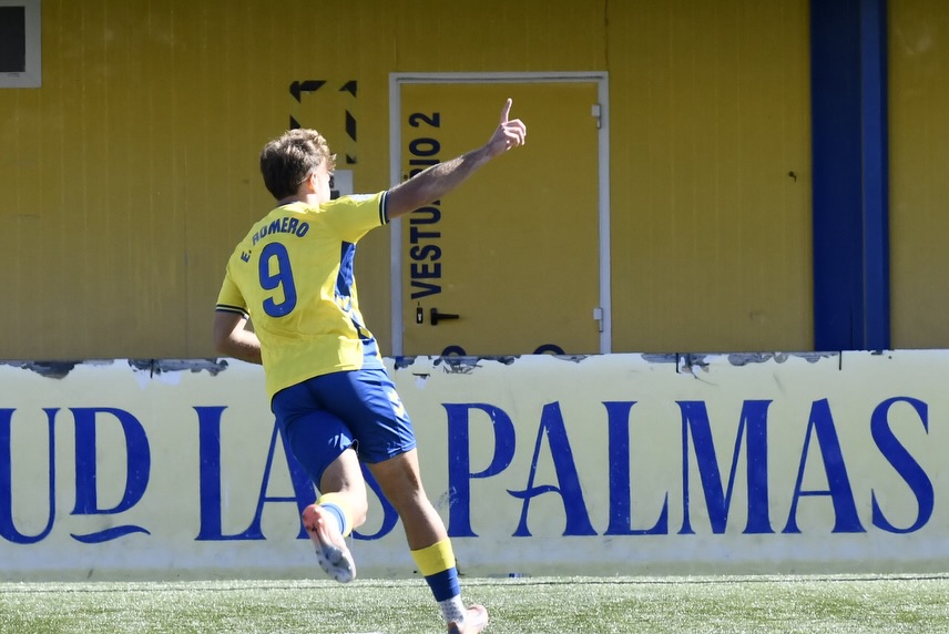 El delantero almeriense de Las Palmas Atlético acaba contrato este próximo 30 de junio aunque la entidad amarilla tiene la opción de renovarle automáticamente en caso de ascenderlo al primer equipo. Elías Romero es uno de los nombres propios dentro de la cadena de filiales de la Unión Deportiva Las Palmas. El delantero almeriense recibió