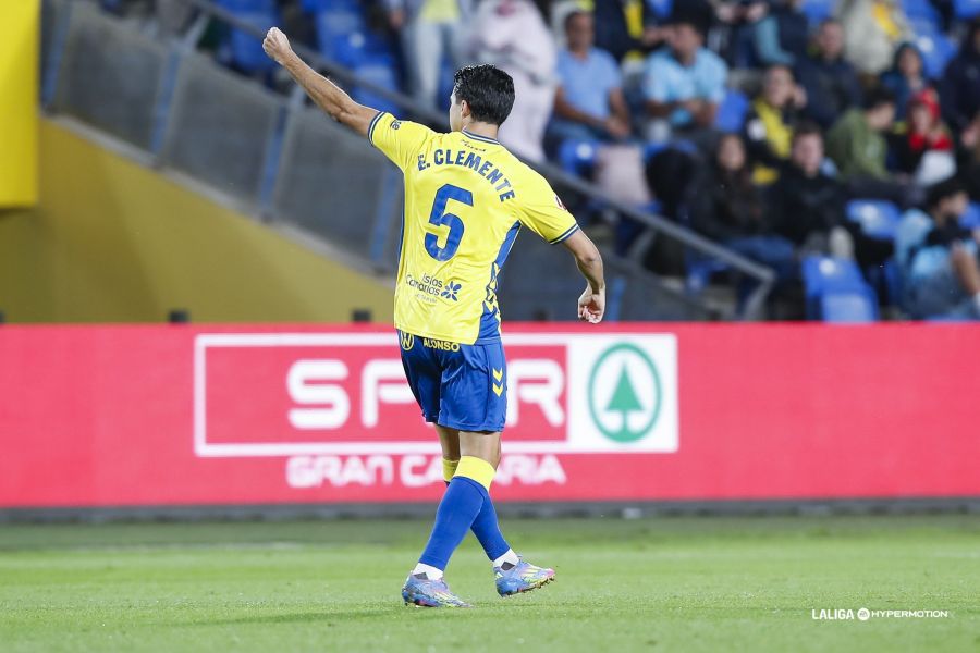 El lateral izquierdo del conjunto grancanario, que acaba contrato este próximo 30 de junio de 2026, vuelve a Zaragoza, donde se formó como persona y como jugador. El central maño estuvo cedido la pasada temporada en el conjunto aragonés. De Zaragoza y del Real Zaragoza. Enrique Clemente es uno de esos jugadores que se formaron