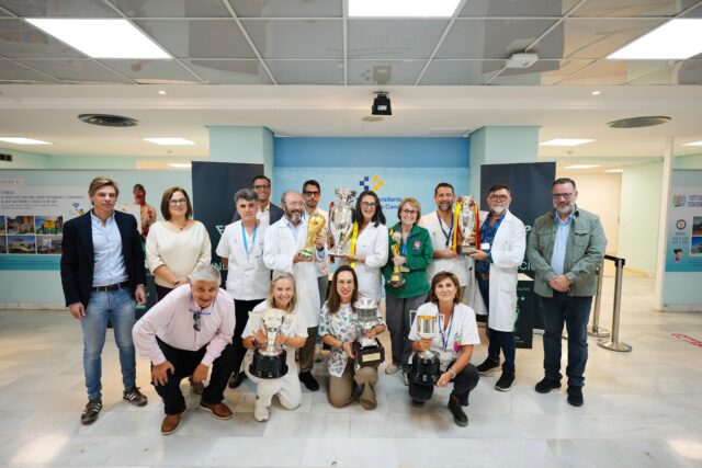 FOTO Visita a la exposición de trofeos de la fundación FIFLP en el Hospital Materno Infantil
