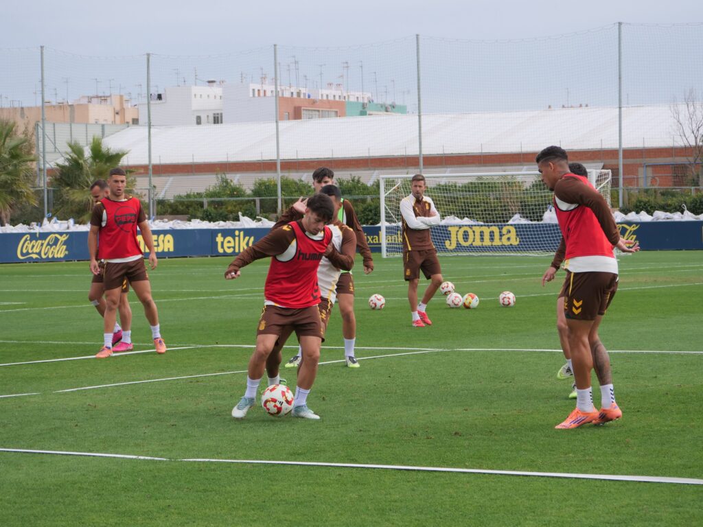 El conjunto grancanario se volvió a ejercitar en la Ciudad Deportiva José Manuel Llaneza antes de volver a Gran Canaria y descansar hasta la tarde del miércoles. Mala resaca para la Unión Deportiva Las Palmas. Este domingo fue el encargado de finalizar la décimo sexta jornada liguera y salió a Castalia sabiendo que Deportivo y