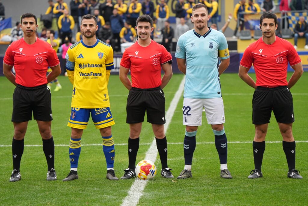 Las Palmas Atlético no pudo puntuar en su visita al Orihuela en Alicante a pesar de los dos goles de Elías Romero. Vea las mejores fotos de Cris Ripoll para udlaspalmas.NET.