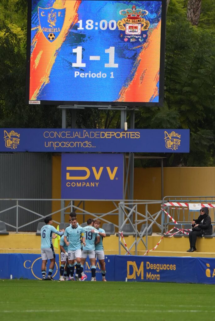 Las Palmas Atlético no pudo puntuar en su visita al Orihuela en Alicante a pesar de los dos goles de Elías Romero. Vea las mejores fotos de Cris Ripoll para udlaspalmas.NET.