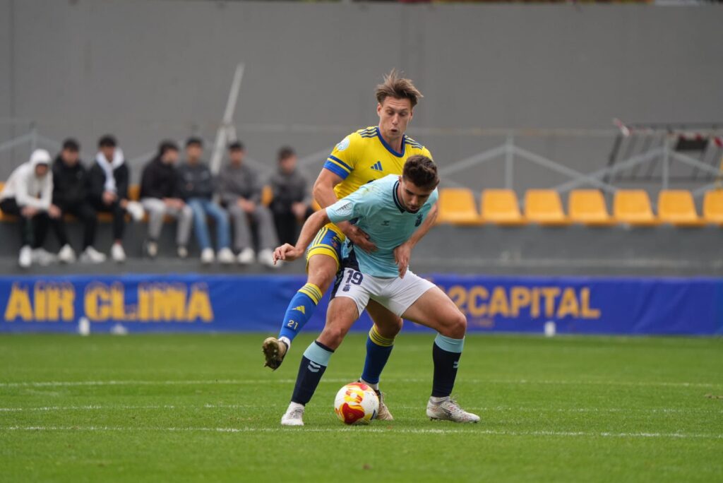 Sergio Rivarés, Orihuela | udlaspalmas.NET A pesar de un doblete de Elías Romero, Las Palmas Atlético sumó su cuarto partido consecutivo sin conocer la victoria. Pagó en exceso la efectividad del conjunto alicantino en un partido donde el filial amarillo mostró falta de solidez defensiva y que también tuvo efectividad de cara al gol gracias a Elías Romero. Dos cambios