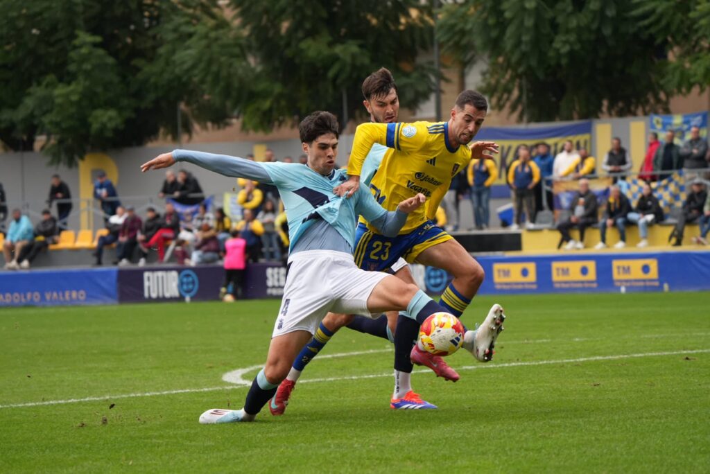 Las Palmas Atlético no pudo puntuar en su visita al Orihuela en Alicante a pesar de los dos goles de Elías Romero. Vea las mejores fotos de Cris Ripoll para udlaspalmas.NET.
