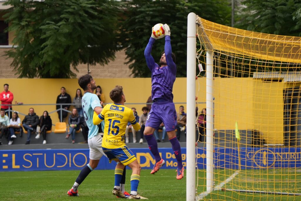 Nacho Nicolau, Orihuela | udlaspalmas.NET El filial de la Unión Deportiva Las Palmas acumula cuatro jornadas consecutivas sin ganar y comienza a alejarse de la zona más tranquila de la tabla clasificatoria. Las Palmas Atlético sigue inmerso en un pequeño bache que le está empezando a pasar factura en la tabla clasificatoria, dentro de que todo está muy igualado y