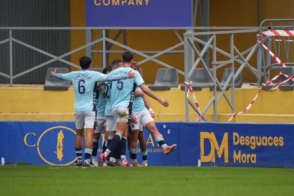 Las Palmas Atlético no pudo puntuar en su visita al Orihuela en Alicante a pesar de los dos goles de Elías Romero. Vea las mejores fotos de Cris Ripoll para udlaspalmas.NET.