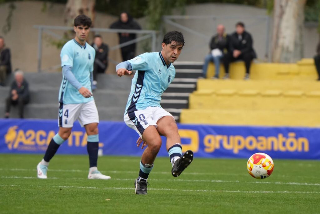 Las Palmas Atlético no pudo puntuar en su visita al Orihuela en Alicante a pesar de los dos goles de Elías Romero. Vea las mejores fotos de Cris Ripoll para udlaspalmas.NET.