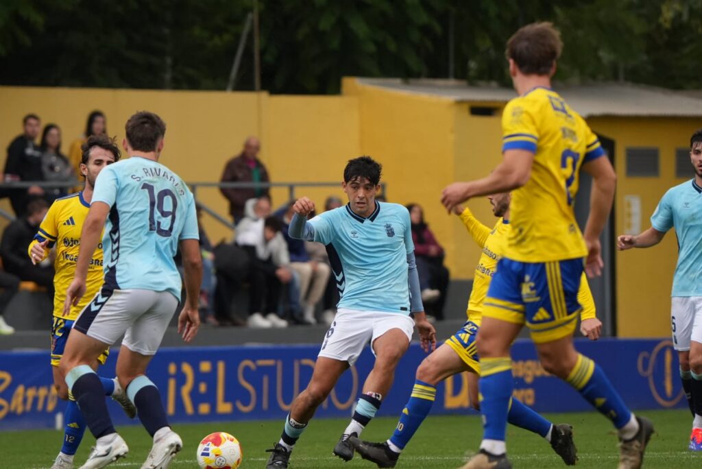 Yoni Pérez, Orihuela | udlaspalmas.NET A pesar de un doblete de Elías Romero, Las Palmas Atlético sumó su cuarto partido consecutivo sin conocer la victoria. Pagó en exceso la efectividad del conjunto alicantino en un partido donde el filial amarillo mostró falta de solidez defensiva y que también tuvo efectividad de cara al gol gracias a Elías Romero. Dos cambios