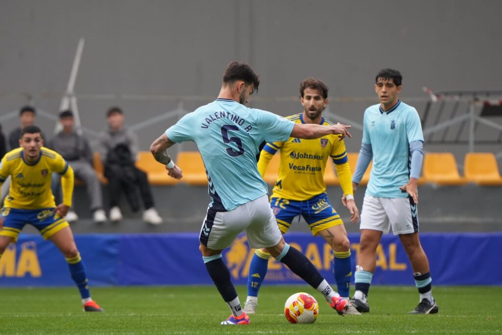 Las Palmas Atlético no pudo puntuar en su visita al Orihuela en Alicante a pesar de los dos goles de Elías Romero. Vea las mejores fotos de Cris Ripoll para udlaspalmas.NET.