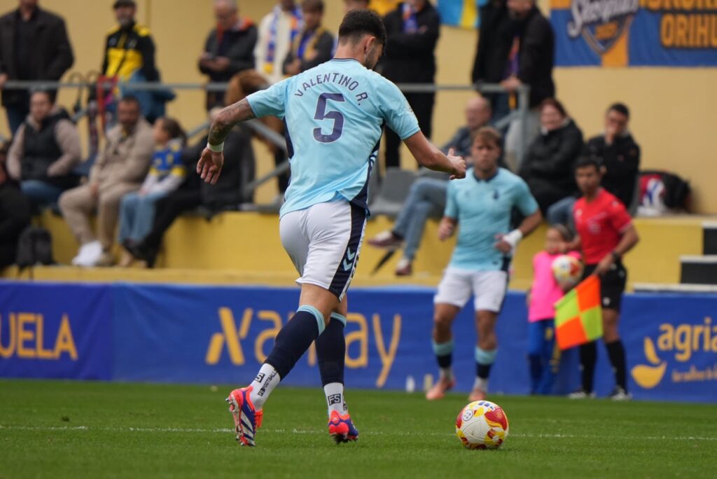 Las Palmas Atlético no pudo puntuar en su visita al Orihuela en Alicante a pesar de los dos goles de Elías Romero. Vea las mejores fotos de Cris Ripoll para udlaspalmas.NET.