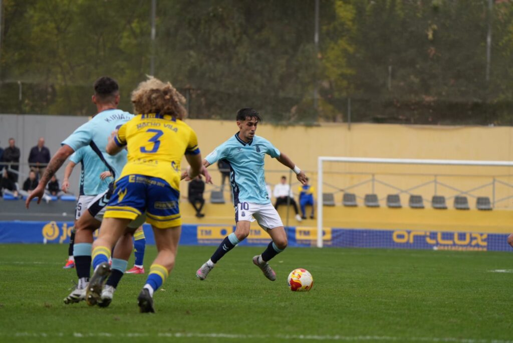 Las Palmas Atlético no pudo puntuar en su visita al Orihuela en Alicante a pesar de los dos goles de Elías Romero. Vea las mejores fotos de Cris Ripoll para udlaspalmas.NET.