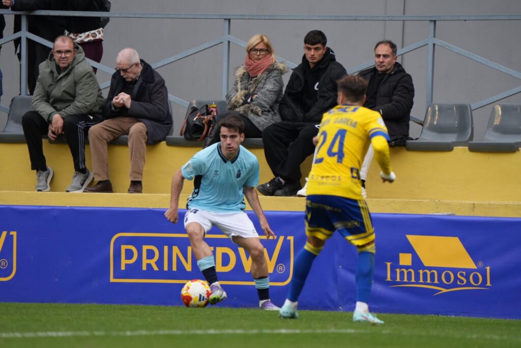 Sergio Ruiz, Orihuela | udlaspalmas.NET A pesar de un doblete de Elías Romero, Las Palmas Atlético sumó su cuarto partido consecutivo sin conocer la victoria. Pagó en exceso la efectividad del conjunto alicantino en un partido donde el filial amarillo mostró falta de solidez defensiva y que también tuvo efectividad de cara al gol gracias a Elías Romero. Dos cambios