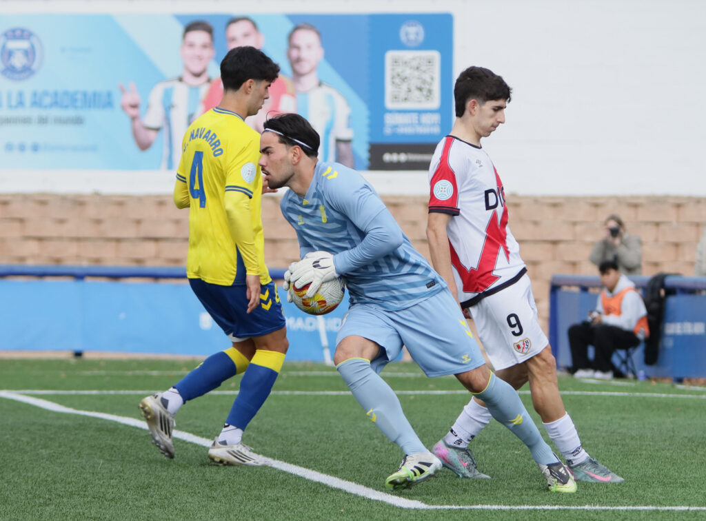 Las Palmas Atlético perdió en su visita al filial del Rayo Vallecano y acumula tres partidos consecutivos sin conocer la victoria, con el consecuente descenso en la clasificación. Sergio Ruiz debutó con el primer filial de la Unión Deportiva Las Palmas. Dos cambios realizó Raúl Martín respecto al empate del pasado domingo contra el Conquense.