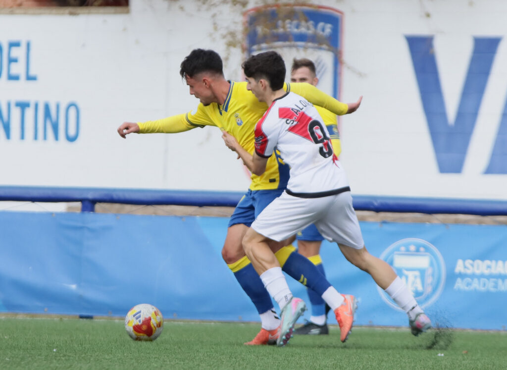 El conjunto grancanario cayó duramente derrotado este domingo contra el Rayo Vallecano B en el resultado más abultado de la temporada. Vea las fotos de Jorge Collado para udlaspalmas.NET.