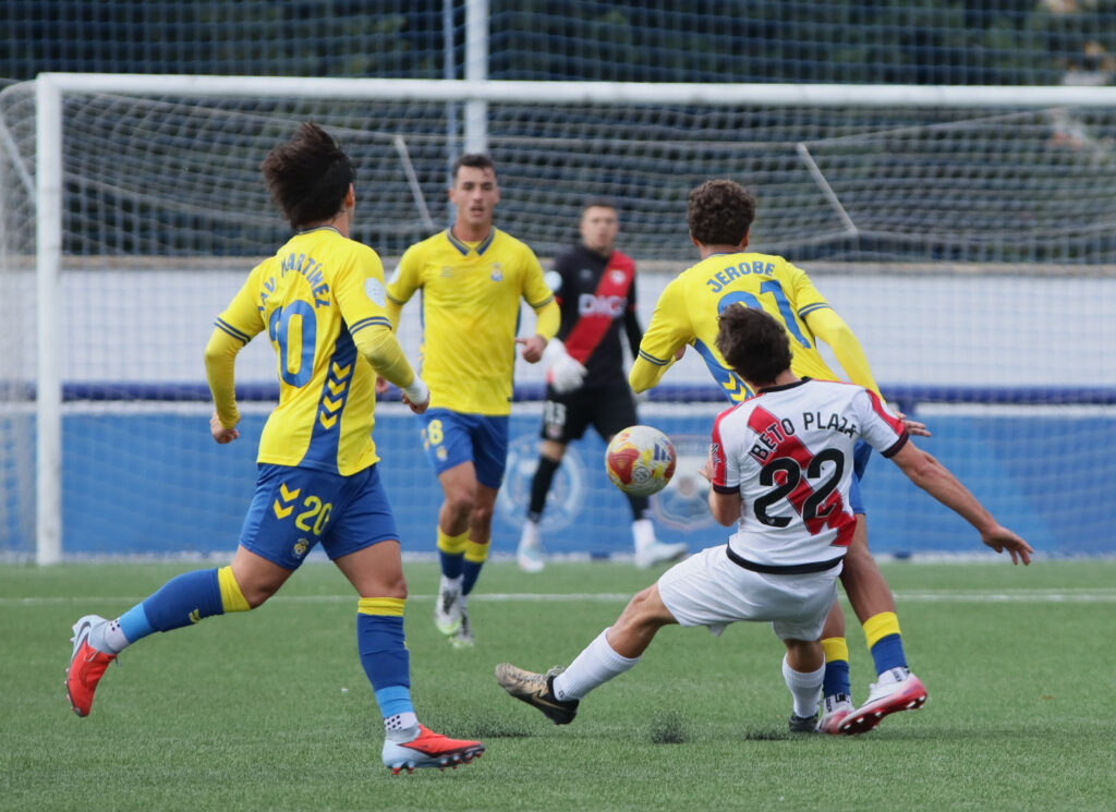 El conjunto grancanario cayó duramente derrotado este domingo contra el Rayo Vallecano B en el resultado más abultado de la temporada. Vea las fotos de Jorge Collado para udlaspalmas.NET.