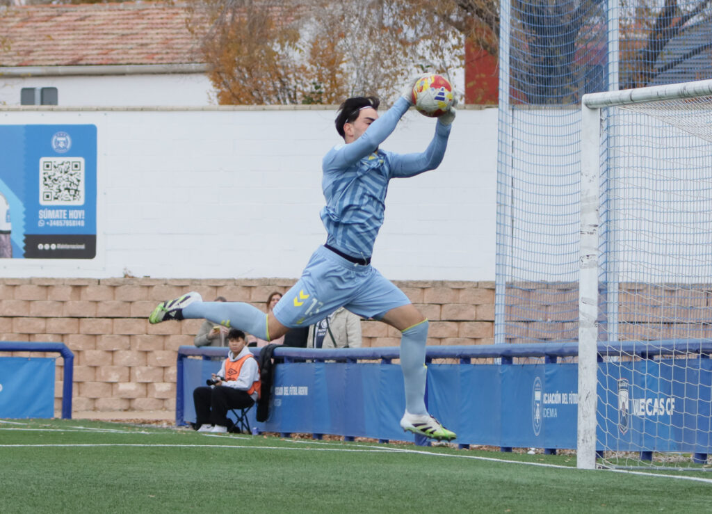 El conjunto grancanario cayó duramente derrotado este domingo contra el Rayo Vallecano B en el resultado más abultado de la temporada. Vea las fotos de Jorge Collado para udlaspalmas.NET.
