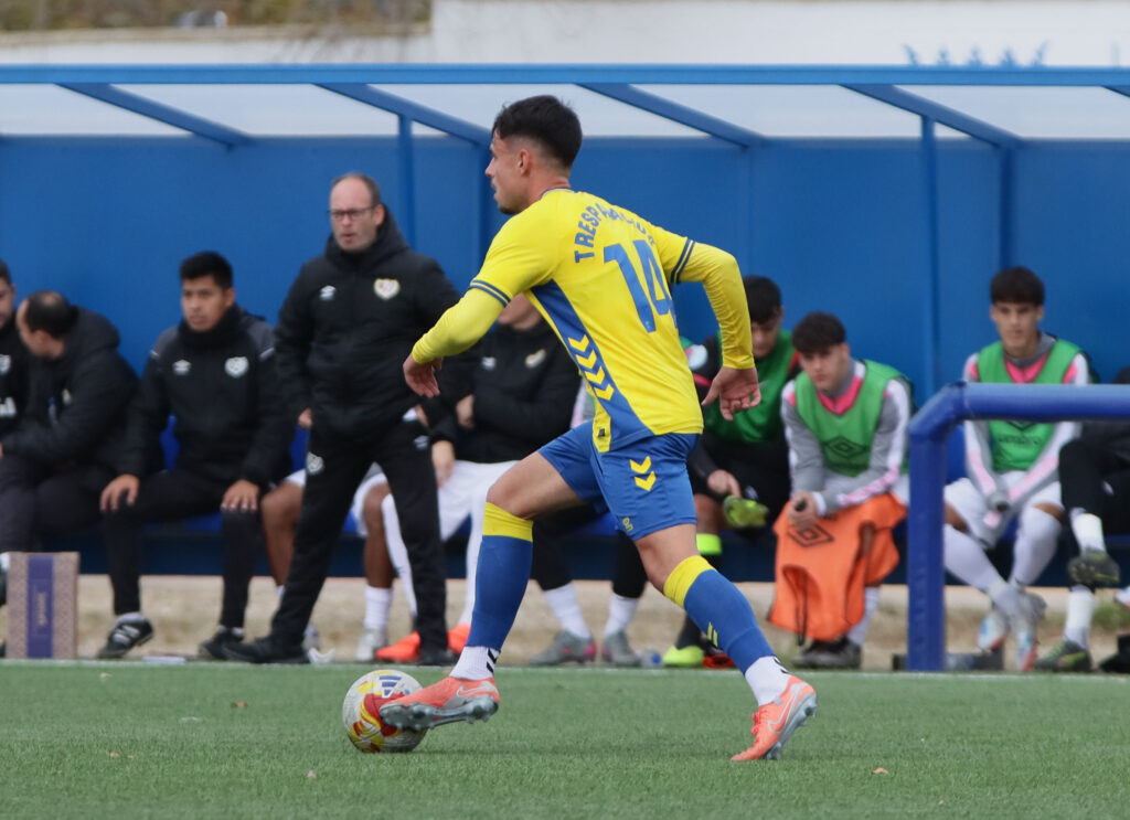 El conjunto grancanario cayó duramente derrotado este domingo contra el Rayo Vallecano B en el resultado más abultado de la temporada. Vea las fotos de Jorge Collado para udlaspalmas.NET.
