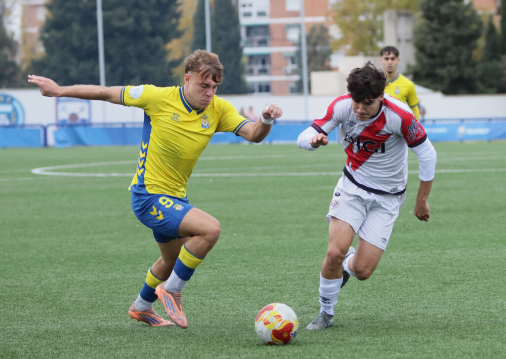 Elías Romero, Rayo Vallecano B | udlaspalmas.NET La locura de la Segunda Federación hace que Las Palmas Atlético esté ahora mismo inmerso en la zona peligrosa de la clasificación pero a tres puntos de la promoción de ascenso. Para manicomio, el grupo cinco de la Segunda Federación. Ese es el sentir dentro de la Unión Deportiva Las Palmas, que tiene al filial