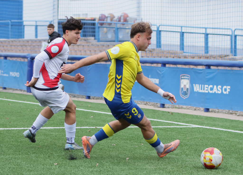 El conjunto grancanario cayó duramente derrotado este domingo contra el Rayo Vallecano B en el resultado más abultado de la temporada. Vea las fotos de Jorge Collado para udlaspalmas.NET.