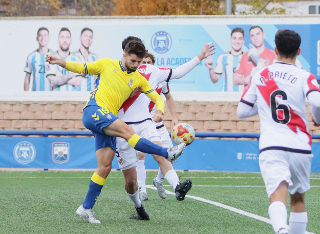 El conjunto grancanario cayó duramente derrotado este domingo contra el Rayo Vallecano B en el resultado más abultado de la temporada. Vea las fotos de Jorge Collado para udlaspalmas.NET.