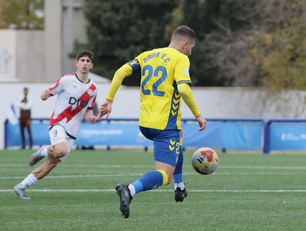 El conjunto grancanario cayó duramente derrotado este domingo contra el Rayo Vallecano B en el resultado más abultado de la temporada. Vea las fotos de Jorge Collado para udlaspalmas.NET.