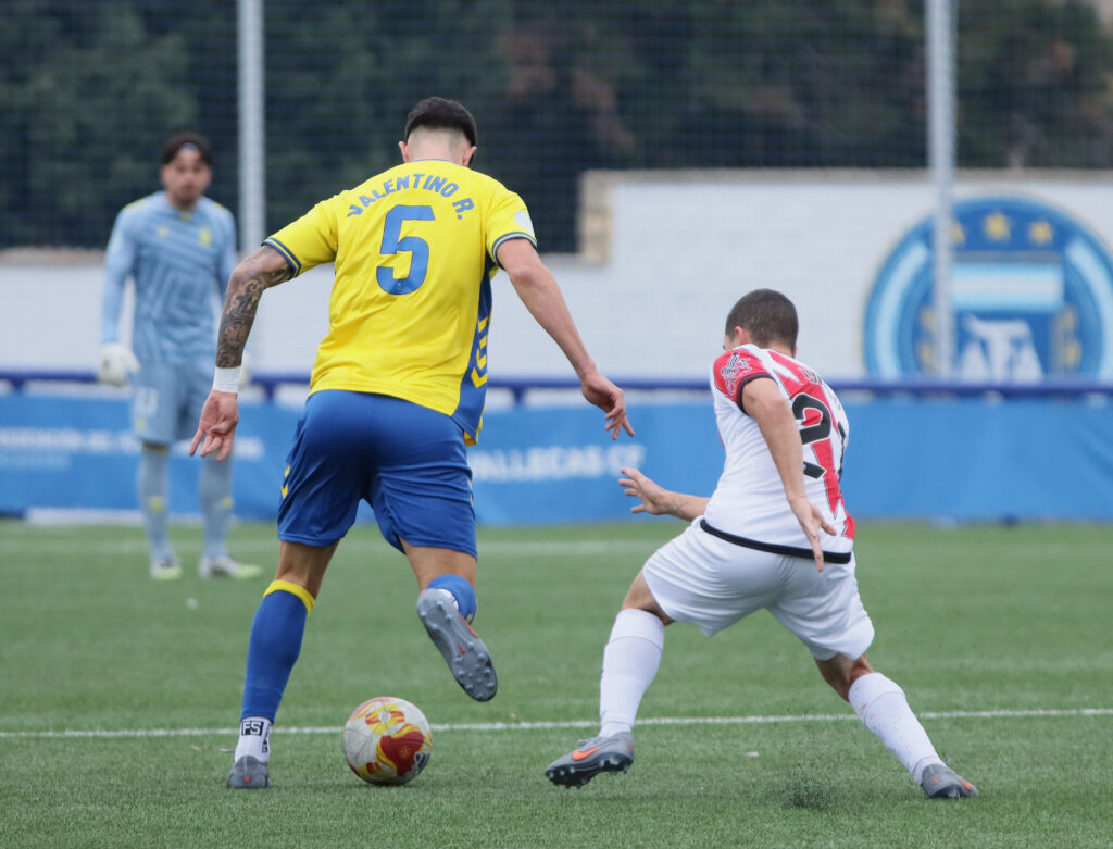 El conjunto grancanario cayó duramente derrotado este domingo contra el Rayo Vallecano B en el resultado más abultado de la temporada. Vea las fotos de Jorge Collado para udlaspalmas.NET.