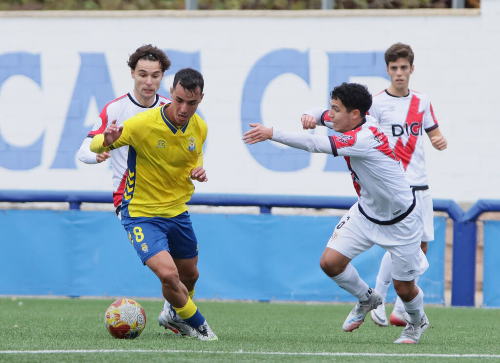 El conjunto grancanario cayó duramente derrotado este domingo contra el Rayo Vallecano B en el resultado más abultado de la temporada. Vea las fotos de Jorge Collado para udlaspalmas.NET.