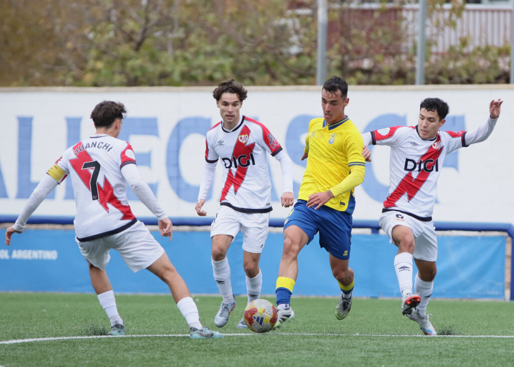 El conjunto grancanario cayó duramente derrotado este domingo contra el Rayo Vallecano B en el resultado más abultado de la temporada. Vea las fotos de Jorge Collado para udlaspalmas.NET.