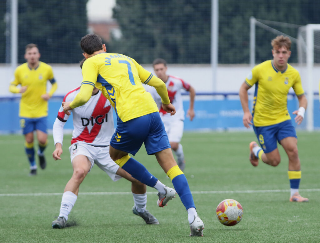 El conjunto grancanario cayó duramente derrotado este domingo contra el Rayo Vallecano B en el resultado más abultado de la temporada. Vea las fotos de Jorge Collado para udlaspalmas.NET.