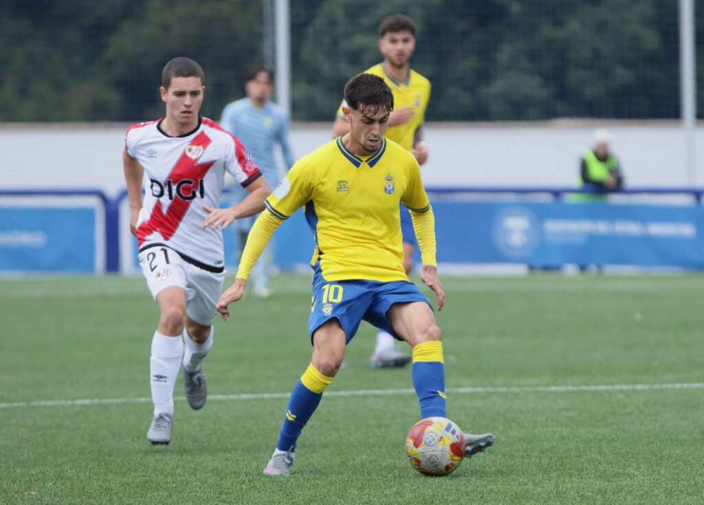 Las Palmas Atlético perdió en su visita al filial del Rayo Vallecano y acumula tres partidos consecutivos sin conocer la victoria, con el consecuente descenso en la clasificación. Sergio Ruiz debutó con el primer filial de la Unión Deportiva Las Palmas. Dos cambios realizó Raúl Martín respecto al empate del pasado domingo contra el Conquense.