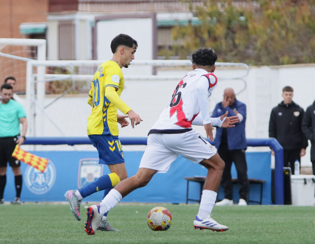 El conjunto grancanario cayó duramente derrotado este domingo contra el Rayo Vallecano B en el resultado más abultado de la temporada. Vea las fotos de Jorge Collado para udlaspalmas.NET.