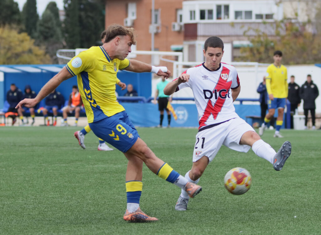 El conjunto grancanario cayó duramente derrotado este domingo contra el Rayo Vallecano B en el resultado más abultado de la temporada. Vea las fotos de Jorge Collado para udlaspalmas.NET.