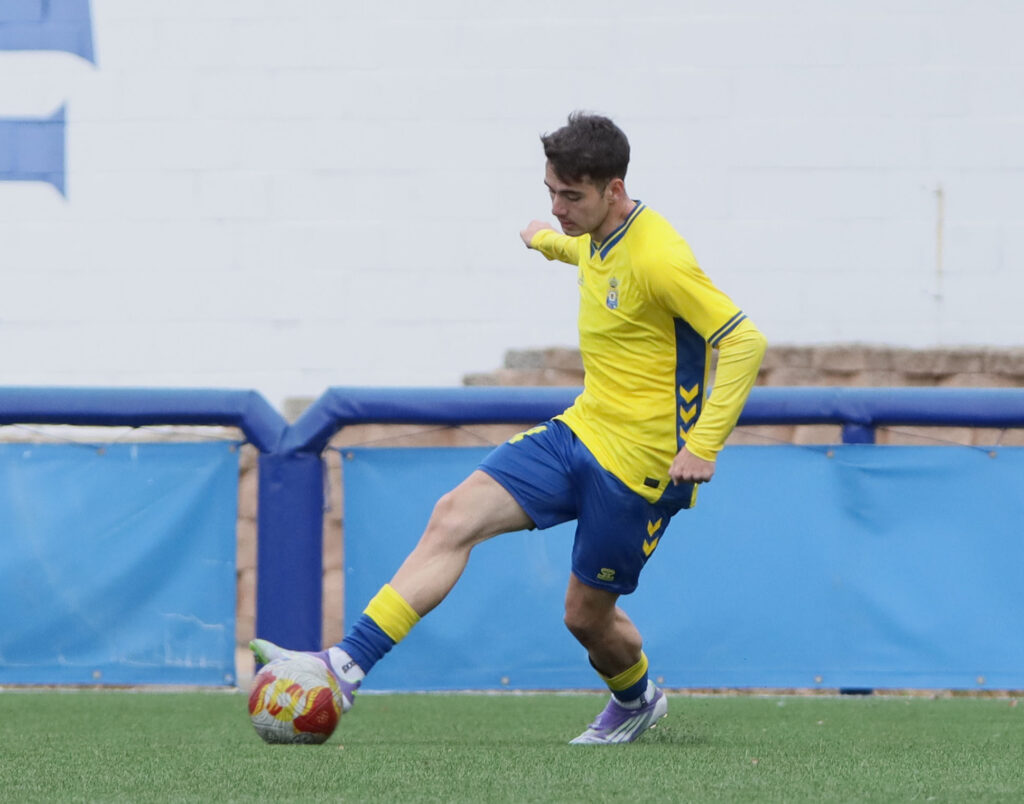 Las Palmas Atlético perdió en su visita al filial del Rayo Vallecano y acumula tres partidos consecutivos sin conocer la victoria, con el consecuente descenso en la clasificación. Sergio Ruiz debutó con el primer filial de la Unión Deportiva Las Palmas. Dos cambios realizó Raúl Martín respecto al empate del pasado domingo contra el Conquense.