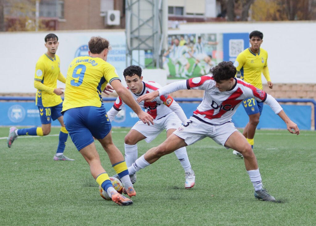 El conjunto grancanario cayó duramente derrotado este domingo contra el Rayo Vallecano B en el resultado más abultado de la temporada. Vea las fotos de Jorge Collado para udlaspalmas.NET.