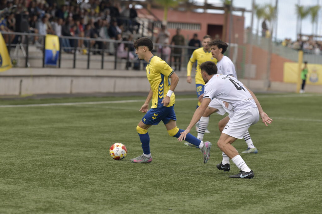 Las Palmas Atlético baja hasta la décima posición y a pesar de estar bien situado, la situación clasificatoria es un auténtico caos ante la igualdad en la categoría. Dos puntos, menos de un partido. Esa es la distancia que separa a Las Palmas Atlético de una temporada histórica o de tener que jugar una eliminatoria